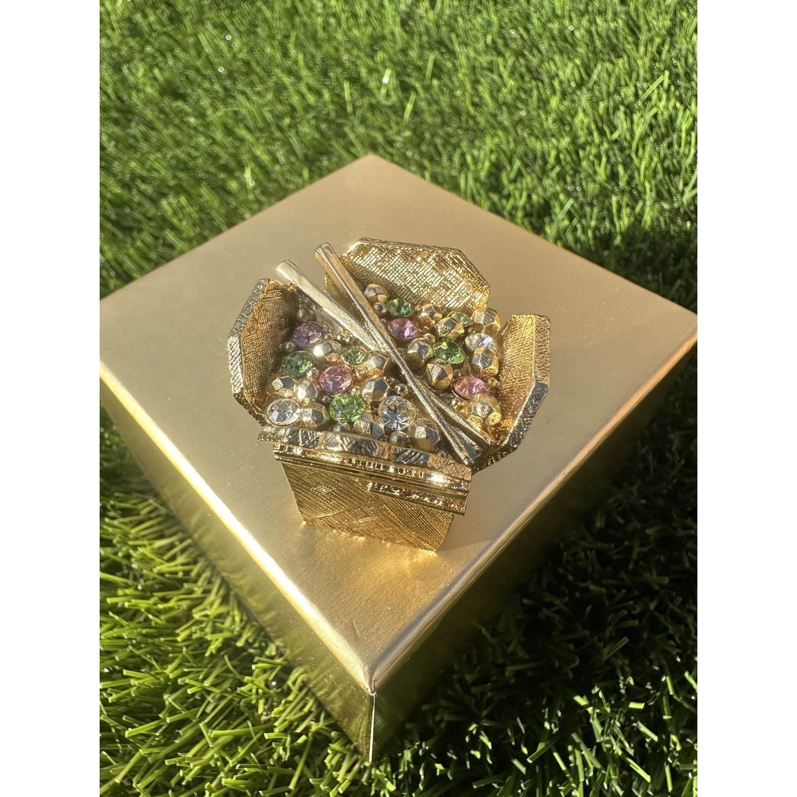 2009 Estee Lauder Pleasures "Glimmering Take Out" Solid Perfume Compact